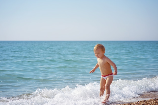 Menino pequeno na praia