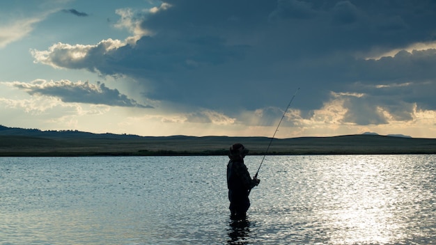 Menino pescando no reservatório de Eleven Mile, Colorado.