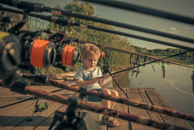 Menino pescando