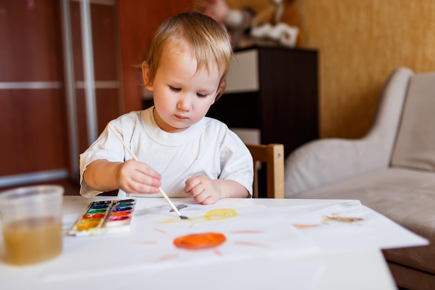 Foto menino pintando com aquarelas