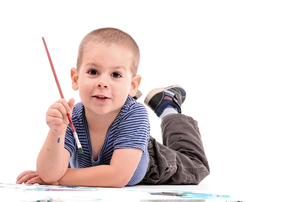 menino pintando