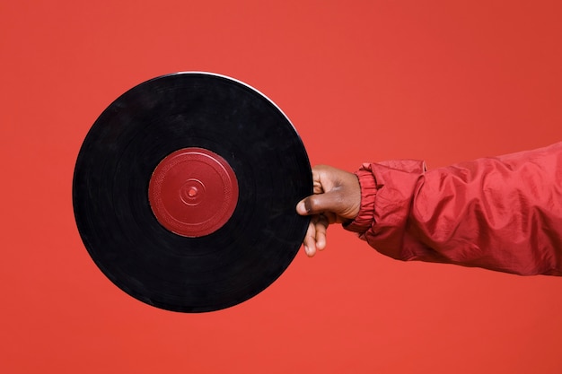 Menino preto posando com vinil