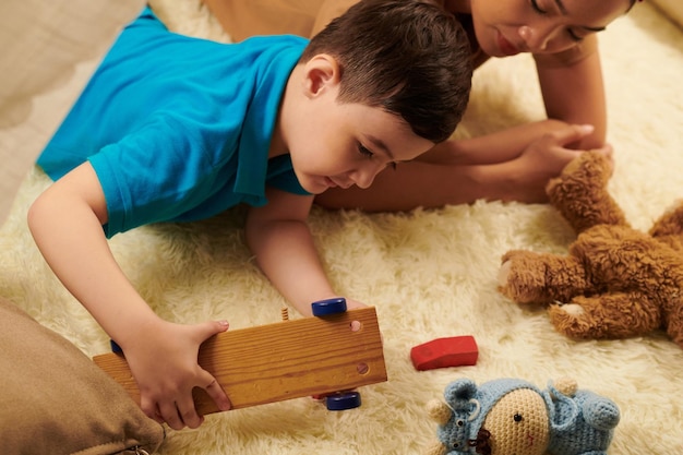 Menino que joga com brinquedos