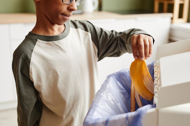 Foto menino reciclando lixo em casa