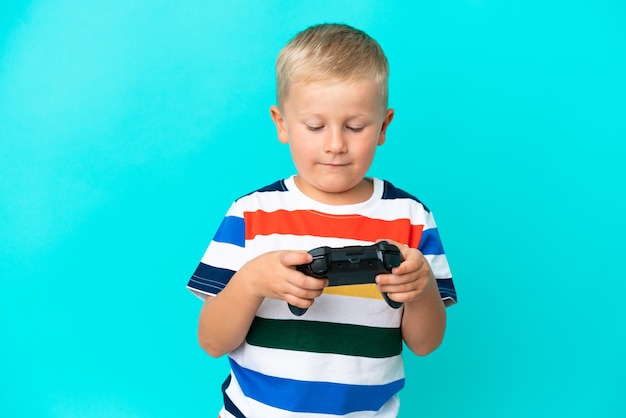 Menino russo brincando com um controlador de videogame sobre fundo isolado