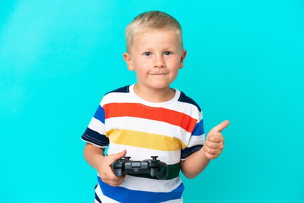 Menino russo brincando com um controlador de videogame sobre fundo isolado