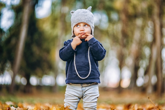 Menino se divertindo ao ar livre no parque