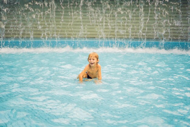 Menino se divertindo correndo na piscina