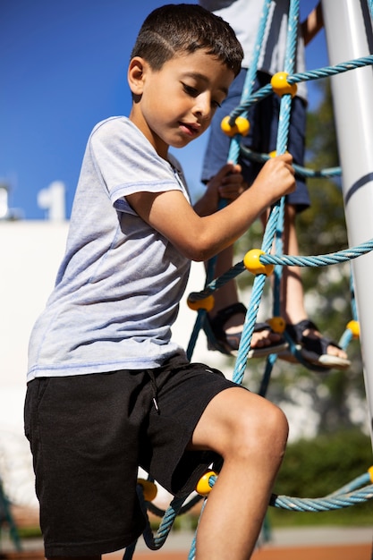 Foto menino se divertindo no playground