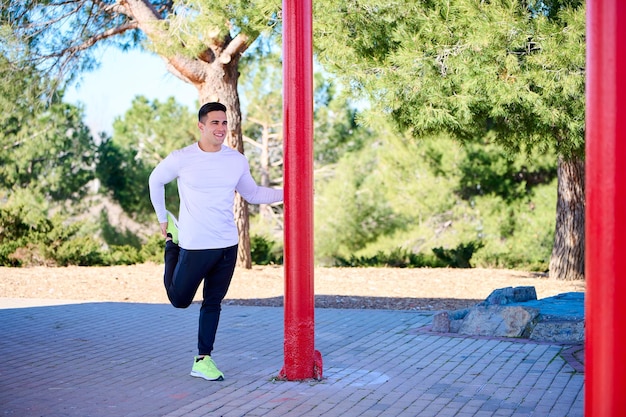 menino se exercitando em um parque