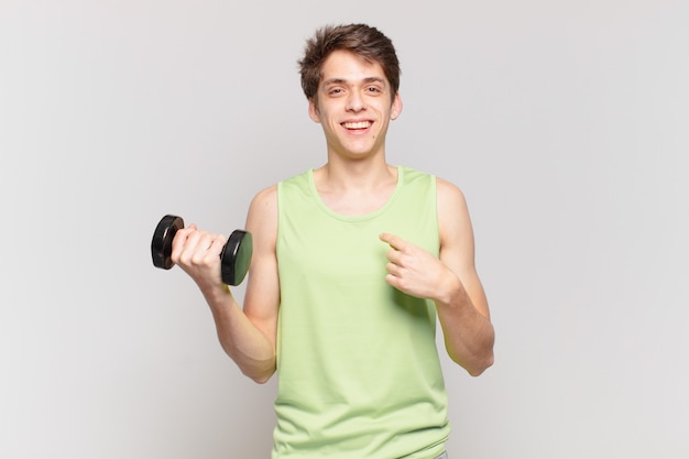 Menino se sentindo feliz, surpreso e orgulhoso, apontando para si mesmo com um olhar animado e surpreso