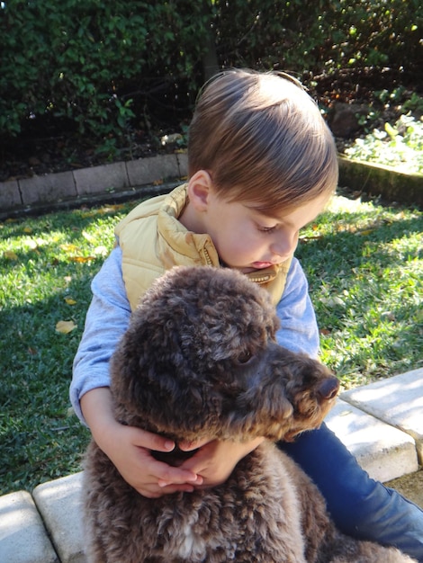 Foto menino segurando seu cachorro