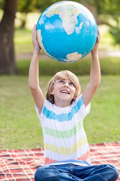 Menino segurando um globo