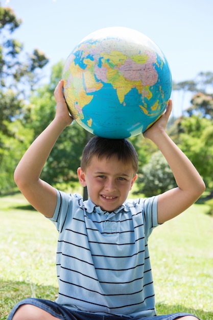 Foto menino segurando um globo