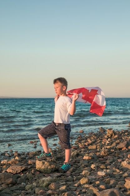 Menino segurando uma bandeira do canadá