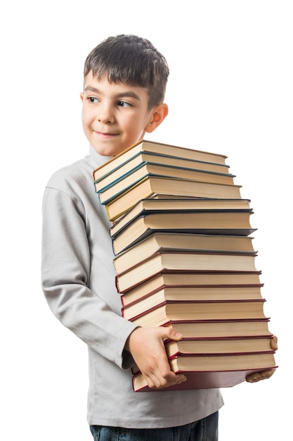 Menino segurando uma pilha de livros antigos e sorrindo