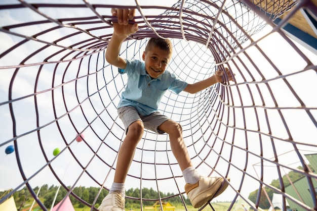 Menino sobe nas redes do parque de diversões