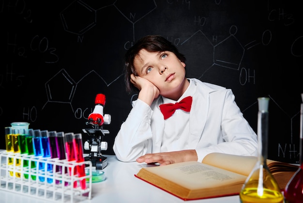 Menino sonhando em laboratório