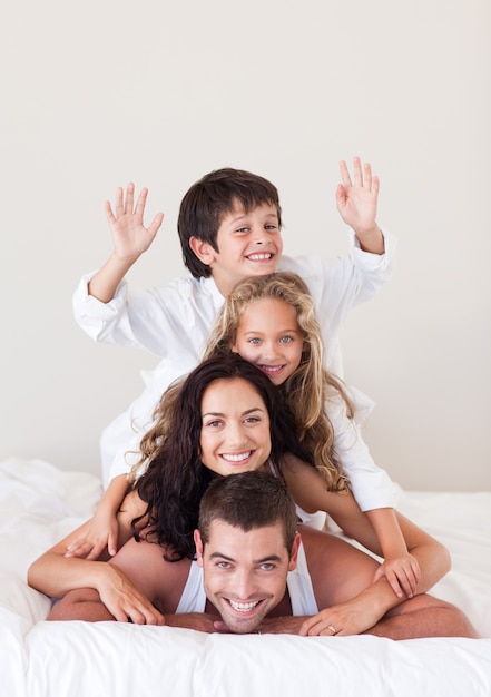 Menino sorridente com as mãos na família