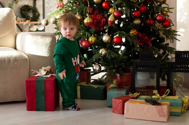 Menino sorridente com caixa de presente de Natal. Feliz Natal e Boas Festas