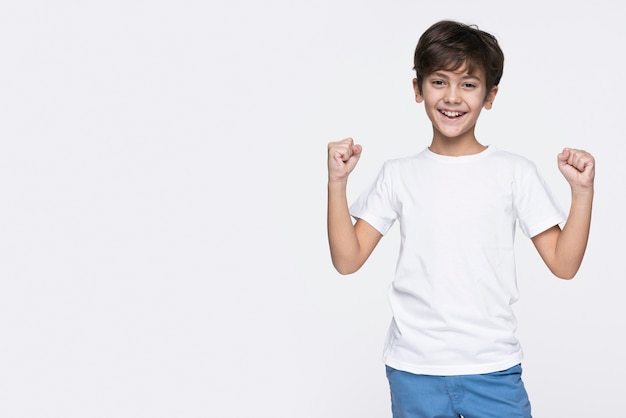 Foto menino sorridente com cópia-espaço