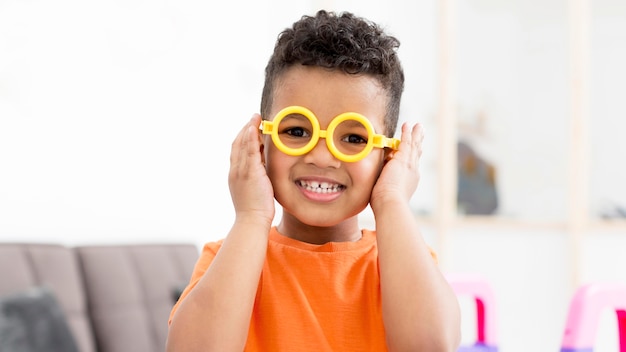 Foto menino sorridente com óculos