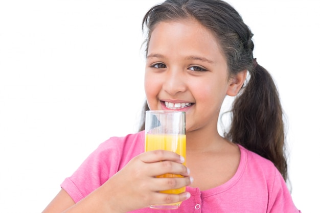 Menino sorridente com suco de laranja