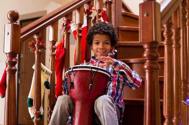 Menino sorridente tocando tambor jovem mulato alegre com tambor deixa aqui algum talento da música tradicional ...