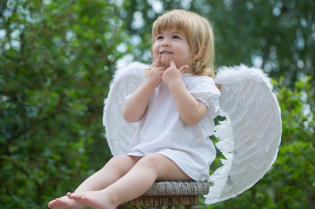 Menino sorridente vestido de anjo