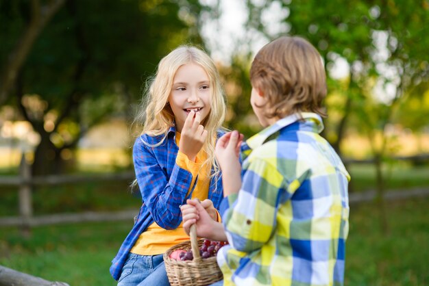 Menino sorrindo e uma menina no parque outono