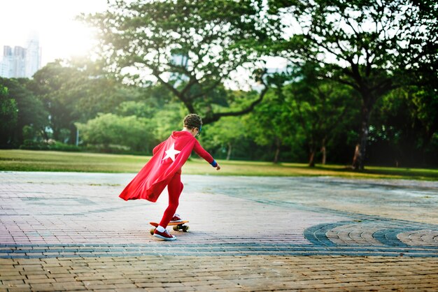 Menino super-herói em um skate