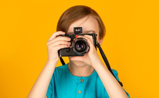 O Garoto Se Chama E Se Apresenta Em Uma Câmera Móvel No Estúdio Para Baixar  E Assistir Vídeos Engraçados Foto de Stock - Imagem de sorriso, grelhas:  232500762