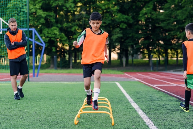 Menino treinando em um campo de futebol