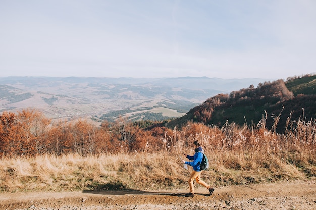 Menino turista em montanhas com mapa