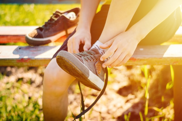 Menino, untying, laços, ligado, sneakers