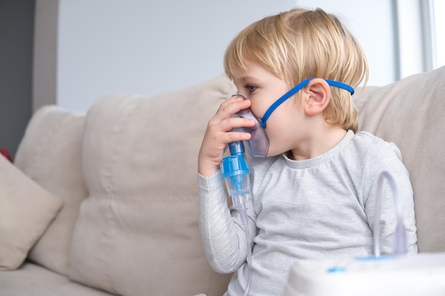 Menino usando nebulizador de inhalador de vapor cuidados médicos de saúde