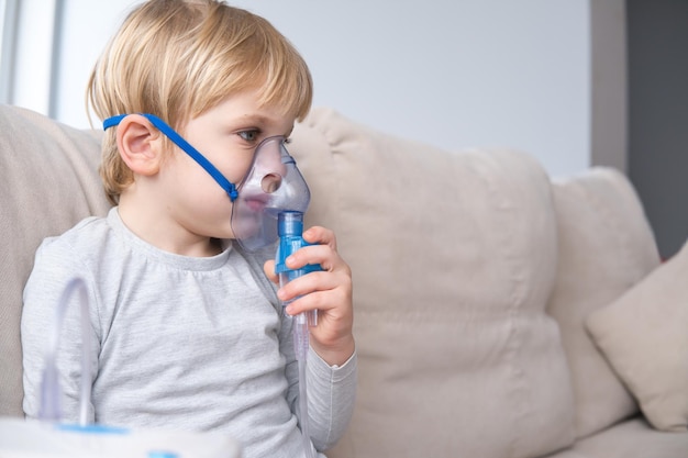 menino usando nebulizador de inhalador de vapor cuidados médicos de saúde