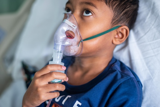 Foto menino usando nebulizador no hospital