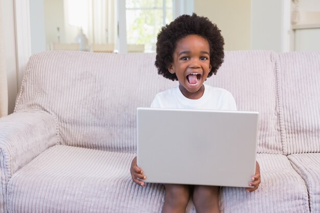 Menino usando um laptop