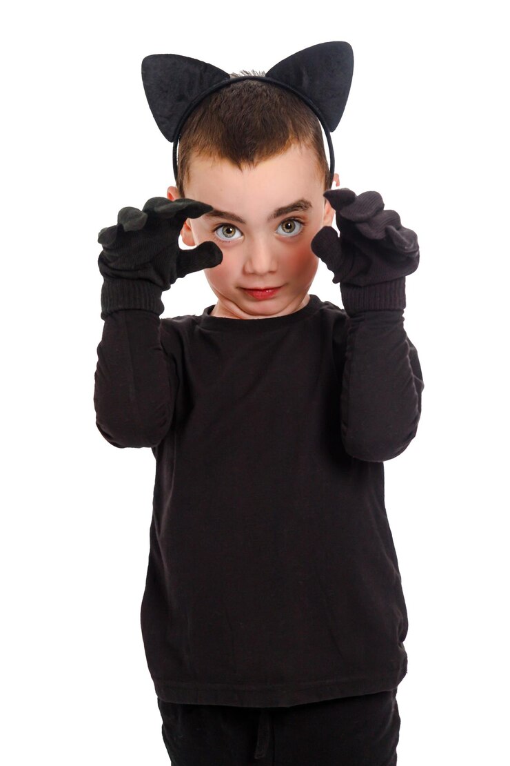 Foto menino vestido como um gato preto diferentes emoções isoladas purim halloween