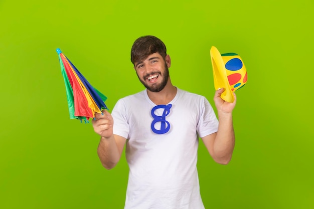 Menino vestido para o carnaval com um pequeno guarda-chuva colorido de frevo