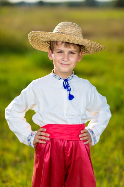 Menino vestindo roupas tradicionais da Ucrânia