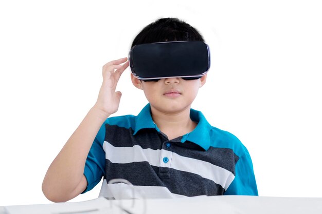 Foto menino vestindo um simulador de realidade virtual contra um fundo branco