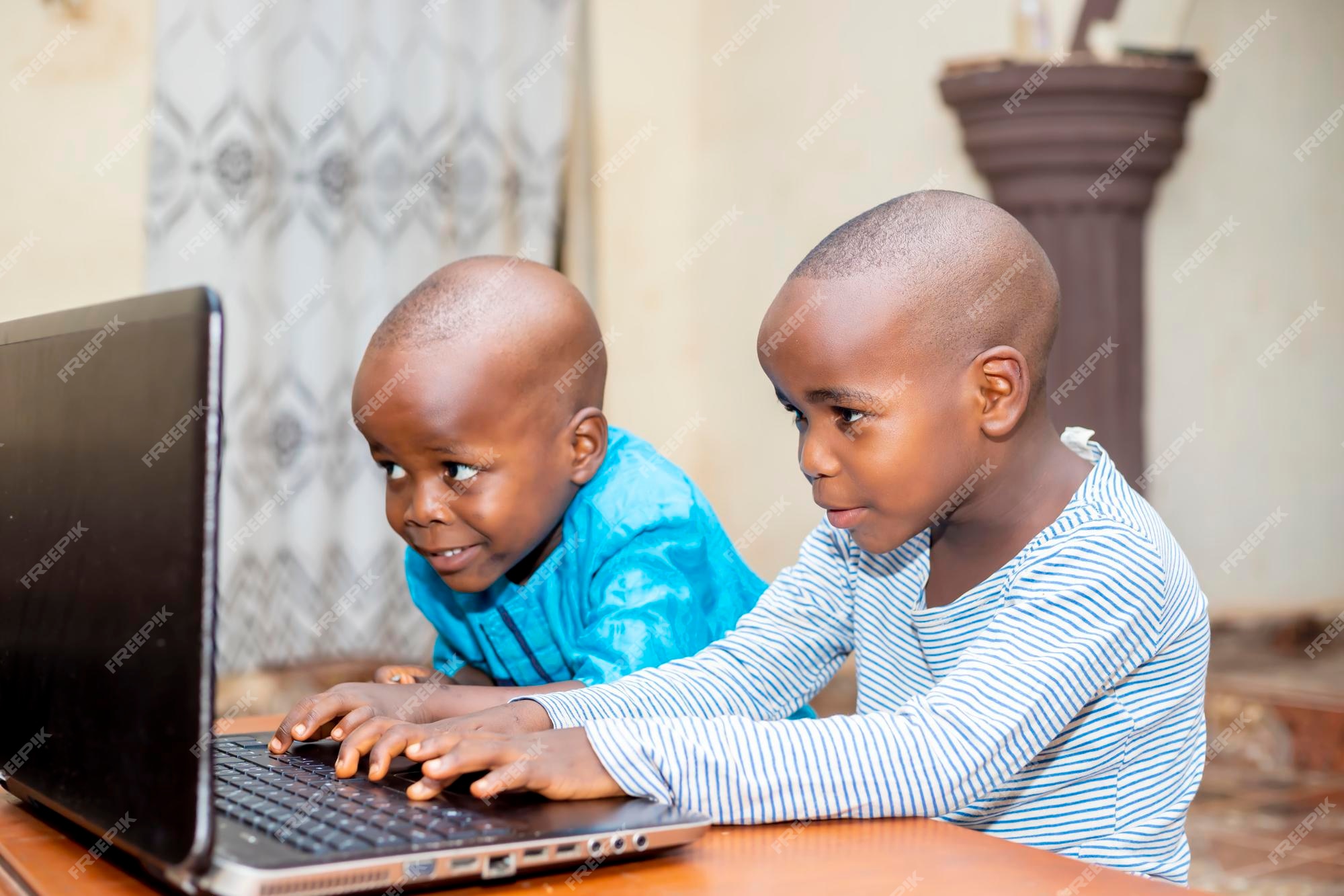 Meninos africanos estudam educação on-linecrianças assistindo