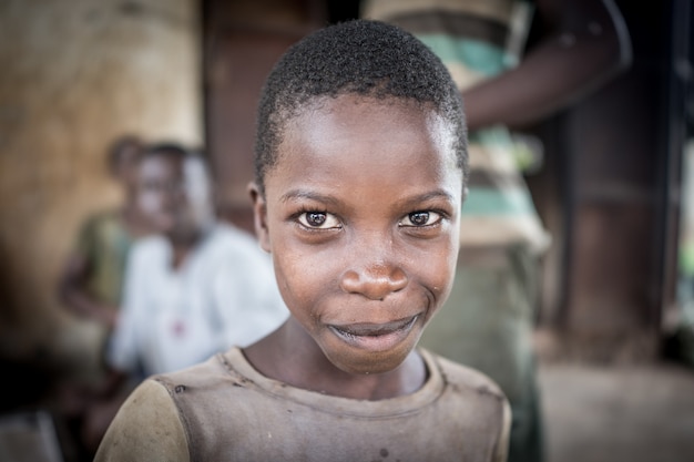 Meninos africanos no retrato da vila