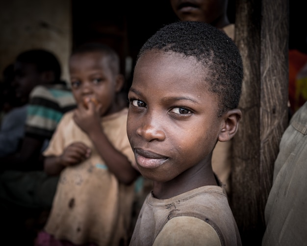 Meninos africanos estudam educação on-linecrianças assistindo