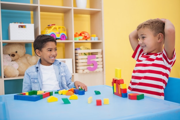 Meninos bonitos brincando com blocos de construção