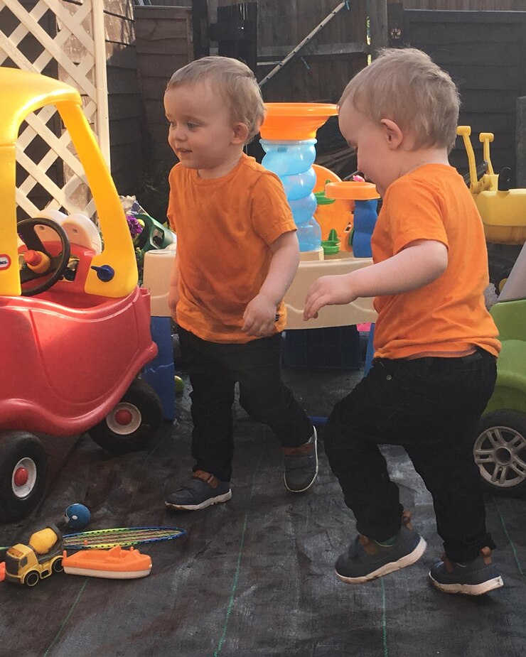Foto meninos brincando com carros de brinquedo