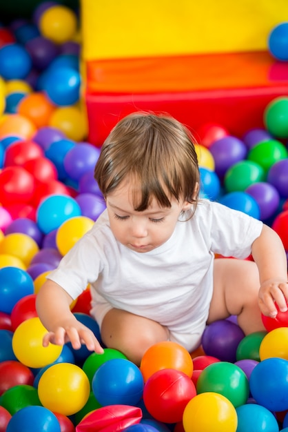 Meninos brincando no salão de baile