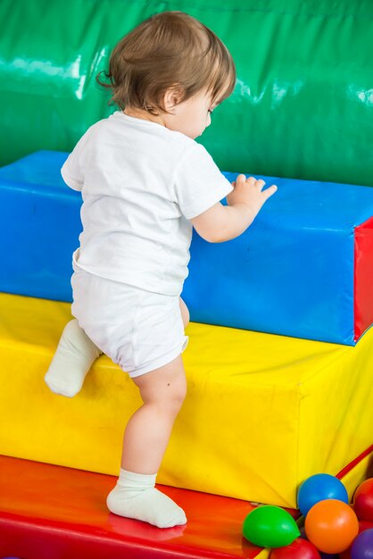 Meninos brincando no salão de baile